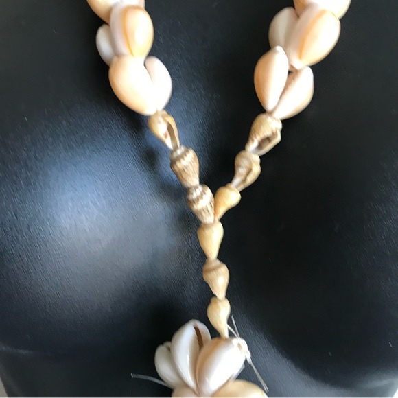 Cowrie Shell Necklace Flower Dangle - Picture 3 of 4